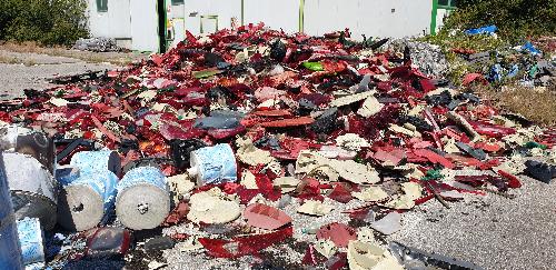 Cumuli di rifiuti di materiale plastico dentro e fuori un capannone in territorio di Aiello del Friuli accertati e segnalati dal Noava